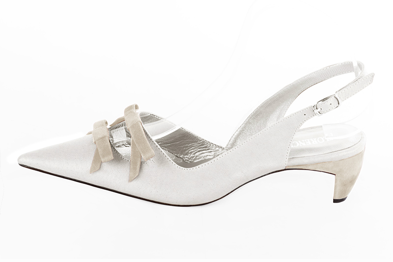 Off white women's open back shoes, with a knot. Pointed toe. Low comma heels. Profile view - Florence KOOIJMAN